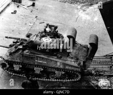 Le char M4 Sherman équipé d'un wattage à gué profond a été utilisé dans les débarquements amphibies pendant la seconde Guerre mondiale. Cette modification a permis au char de traverser des rivières et d'autres obstacles d'eau pendant les opérations militaires. Banque D'Images