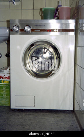 Le *Matura Waschmaschine 0181177121* représente une machine à laver vintage, peut-être du milieu du XXe siècle. L'image capture son design industriel et l'évolution de la technologie des appareils ménagers pendant cette période. Banque D'Images