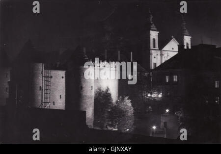 Cette image montre la vieille ville historique (Stare Miasto) de Varsovie la nuit, mettant en valeur sa beauté architecturale. La vieille ville, site classé au patrimoine mondial de l'UNESCO, présente des bâtiments reconstruits et des rues pavées après sa destruction pendant la seconde Guerre mondiale Banque D'Images