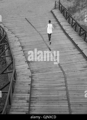 Un homme noir et blanc jogging course view retour arrière Banque D'Images