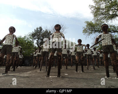 Cette image capture plusieurs statues du Rock Garden de Chandigarh, en Inde. Les sculptures sont fabriquées à partir de matériaux recyclés et illustrent la vision artistique unique de Nek Chand, le créateur du jardin. Banque D'Images