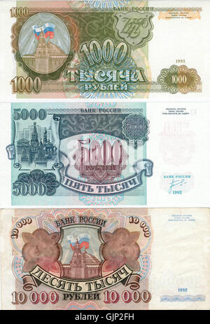 Cette entrée fait référence à une note financière en russe dont les valeurs sont indiquées en coupures de 1000 à 10000. La note reflète le système monétaire au cours de la période 1992-1993 en Russie. Banque D'Images