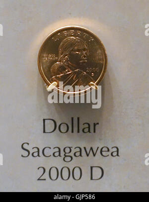 La pièce de 2 dollars Sacagawea de 2000 D, représentant Sacagawea, une figure amérindienne qui a contribué à l'expédition de Lewis et Clark, fait partie de l'histoire monétaire américaine et est exposée dans la collection du National Museum of American History. Banque D'Images