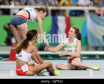 Grande-bretagne Laura Muir (droite) est aidé par son coéquipier Laura Weightman après la finale du 1 500 m au Stade olympique le onzième jour de la Jeux Olympiques de Rio, au Brésil. Photo date : mardi 16 août 2016. Crédit photo doit se lire : Martin Rickett/PA Wire. Utilisez UNIQUEMENT ÉDITORIALE Banque D'Images