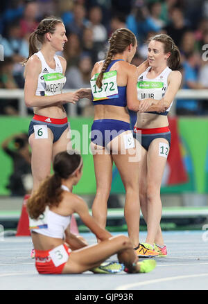 Laura Muir (à droite), de Grande-Bretagne, parle avec Jennifer Simpson (au centre) des États-Unis et sa coéquipier Laura Weightman après la finale féminine de 1500m au stade olympique le onzième jour des Jeux Olympiques de Rio, au Brésil. Date de la photo: Mardi 16 août 2016. Le crédit photo devrait se lire: Martin Rickett/PA Wire. Banque D'Images