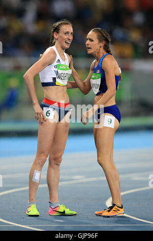 Grande-bretagne Laura Weightman (à gauche) parle avec USA's Jennifer Simpson après avoir participé à la finale du 1500 m au Stade olympique le onzième jour de la Jeux Olympiques de Rio, au Brésil. Photo date : mardi 16 août 2016. Crédit photo doit se lire : Mike Egerton/PA Wire. Utilisez UNIQUEMENT ÉDITORIALE Banque D'Images