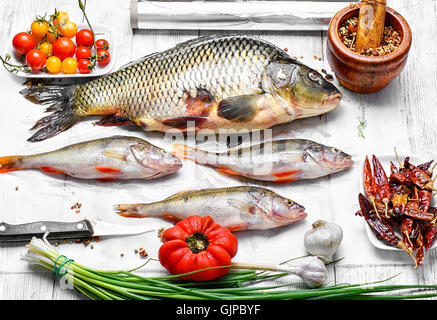 Captures de pêcheur avec carp et la perche sur la table de cuisine Banque D'Images