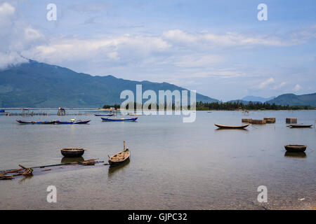 Une tour Lagoon, lang co town, Hue, Vietnam. c'est une lagune de 800 ha de lagune d'eau saumâtre et d'une destination favorite pour les photographes. Banque D'Images