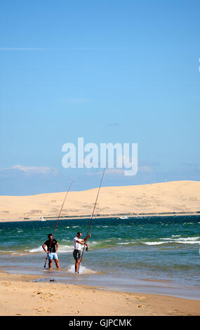 Les hommes de pêcher près de la dune du Pilat Gironde France Banque D'Images