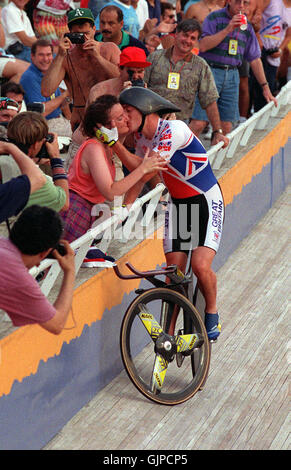 Photo de fichier en date du 27/10/2000 de Chris Boardman embrasser sa femme Sally après avoir remporté l'or aux Jeux Olympiques de Barcelone en 1992, alors qu'elle a défendu son mari après qu'il a fait un commentaire sexiste après Jason Kenny son troisième en sac d'or les Jeux de 2016. Banque D'Images