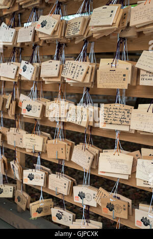 Ema en bois plaques souhaite à Meiji Jingu, Tokyo, Japon Banque D'Images