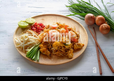 Nouilles sauté aux crevettes tradition thaïlandaise des aliments. Banque D'Images