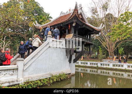 Hanoi, Vietnam - 23 Février 2016 : les touristes qui visitent la Pagode au Pilier Unique de Hanoi au Vietnam Banque D'Images