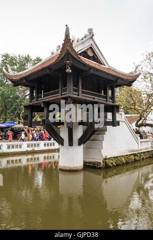 Hanoi, Vietnam - 23 Février 2016 : les touristes qui visitent la Pagode au Pilier Unique de Hanoi au Vietnam Banque D'Images