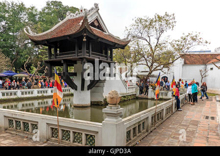 Hanoi, Vietnam - 23 Février 2016 : les touristes qui visitent la Pagode au Pilier Unique de Hanoi au Vietnam Banque D'Images