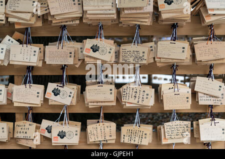 Ema en bois plaques souhaite à Meiji Jingu, Tokyo, Japon Banque D'Images