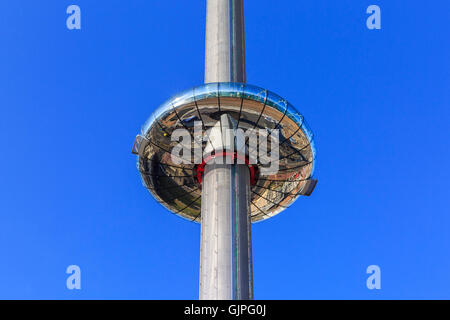 I-360, ou British Airways j360, tour d'observation sur le front de mer de Brighton, ordre croissant contre ciel bleu clair. Brighton, UK Banque D'Images