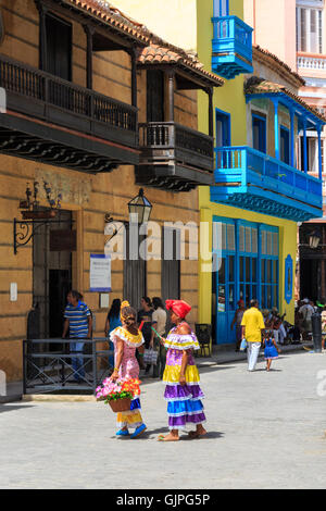 Deux femmes cubaines en costume traditionnel restauré à l'extérieur de maisons historiques de la Vieille Havane, Cuba Banque D'Images