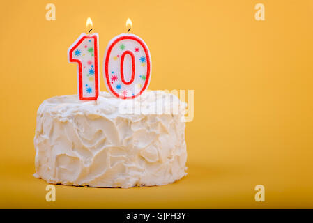 10 bougies sur un gâteau d'anniversaire pour le dixième anniversaire Banque D'Images