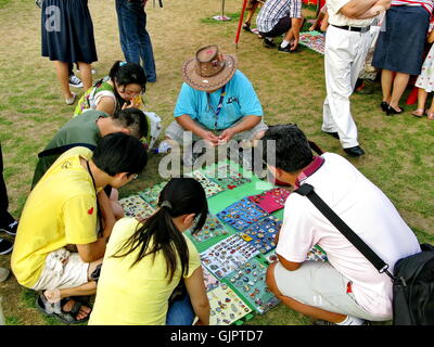 Les collectionneurs ont montré les badges de souvenir d'échange à l'Olympic Green pendant les Jeux Olympiques de Beijing de 2008 sur Aug.23 en Chine. Banque D'Images