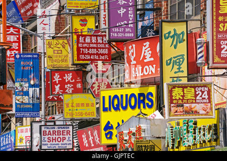 Multitude de signes sur la rue 40e Road dans le quartier chinois, le rinçage, Queens, New York. Banque D'Images