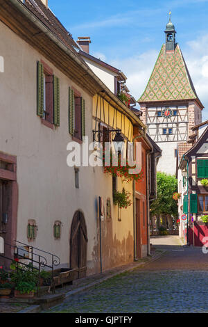 Tour de l'horloge à colombages à Bergheim, Alsace France Banque D'Images