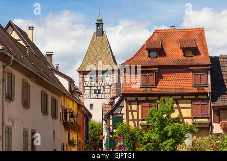 Tour de l'horloge à colombages à Bergheim, Alsace France Banque D'Images