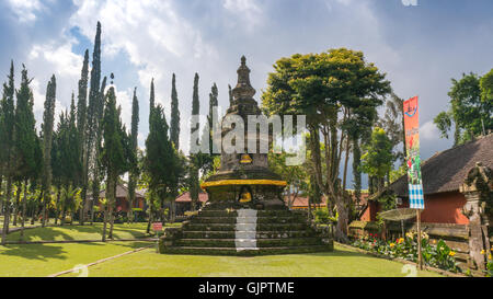 Un temple bouddhiste sur le terrain de l'Pura Ulun Danu Bratan sur Bali Banque D'Images