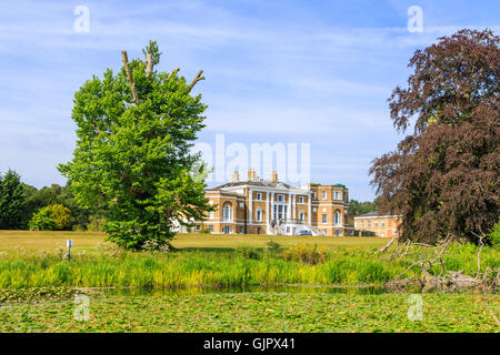 Abbaye de Waverley House, un magnifique manoir géorgien près de Farnham, Surrey avec ciel bleu sur une journée d'été ensoleillée Banque D'Images