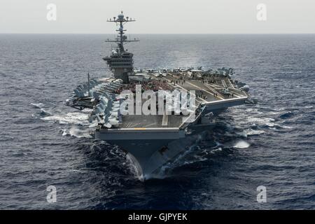 US Navy porte-avions nucléaire USS John C. Stennis traverse l'océan Pacifique au cours d'une croisière pour les familles des marins du Tigre 7 août 2016 au large de la Californie. Banque D'Images