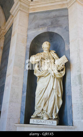 Statue de Saint Ignace de Loyola, fondateur de la Compagnie de Jésus, à le palais de Mafra au Portugal. Banque D'Images