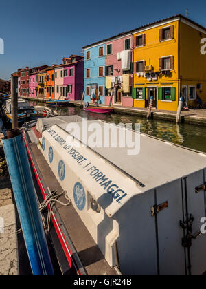 La maison traditionnelle colorée en bord de canal de l'île de Burano. Venise, Italie. Banque D'Images