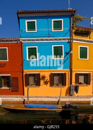 Maisons en terrasse aux couleurs vives sur l'île de Burano. Venise, Italie. Banque D'Images
