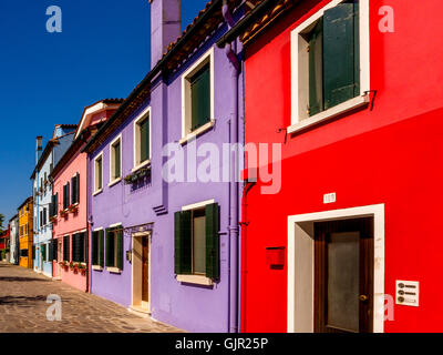 La terrasse traditionnelle colorée en bord de canalside maisons sur l'île de Burano. Venise, Italie. Banque D'Images