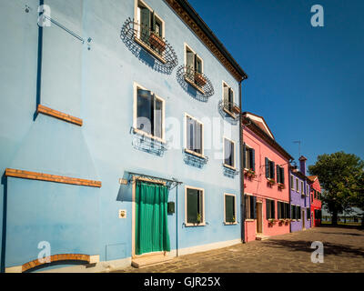 Le traditionnel peint en couleurs les bâtiments de l'île de Burano. Venise, Italie. Banque D'Images