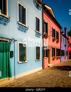 La terrasse traditionnelle colorée en bord de canalside maisons sur l'île de Burano. Venise, Italie. Banque D'Images