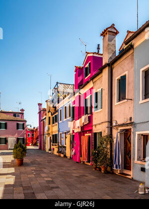 Les bâtiments colorés traditionnels avec blanchisserie étendus dehors sur lave-lignes, sur l'île de Burano. L'Italie. Banque D'Images