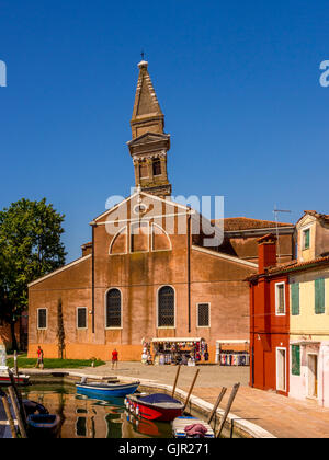 Chiesa di san martino vescovo avec son clocher incliné. Burano, Venise. Banque D'Images