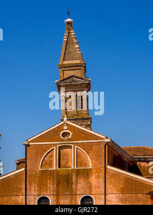 Chiesa di san martino vescovo avec son clocher incliné. Burano, Venise. Banque D'Images