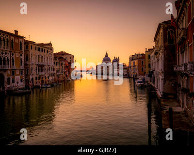 Grand Canal avec Santa Maria della Salute dans la distance, au lever du soleil. Plan du Pont de l'Accademia. Banque D'Images