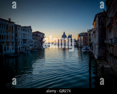 Grand Canal avec Santa Maria della Salute dans la distance, au lever du soleil. Plan du Pont de l'Accademia. Banque D'Images