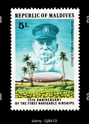 Timbre-poste représentant des Maldives Ferdinand von Zeppelin et son dirigeable au Brésil. Banque D'Images