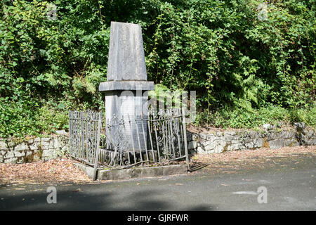 Stagecoach memorial accident la malle-poste pilier construit en 1841 marque l'endroit sur ce qui est aujourd'hui l'A40 entre Llandovery et Br Banque D'Images