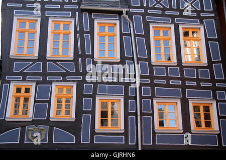 Maison à colombages avec windows jaune Banque D'Images