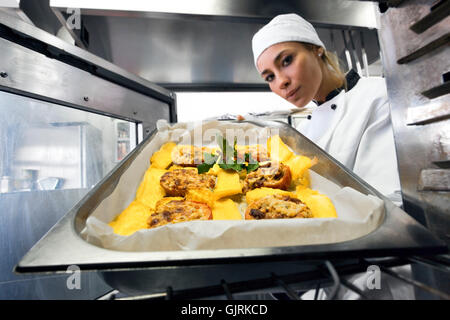 Cuisine Cuisine femme Banque D'Images