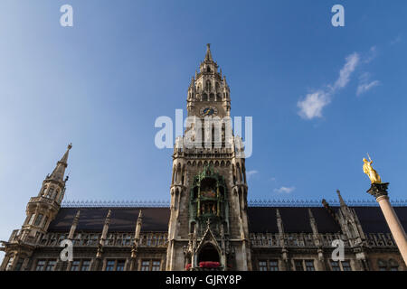 Vue sur le nouvel hôtel de ville (Neues Rathaus) sur la Marienplatz, dans la vieille ville de Munich en Allemagne Banque D'Images