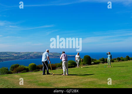 Quatre joueurs de croquet dans le jardin de la Raven Hall Hotel, Ravenscar, North Yorkshire, England UK Banque D'Images