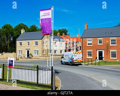 BT Openreach van stationné à l'extérieur de maison dans nouveau lotissement - haut - Moulin à Scalby, près de Scarborough, North Yorkshire, Angleterre Banque D'Images