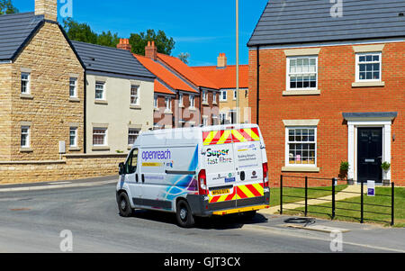 BT Openreach van stationné à l'extérieur de maison dans nouveau lotissement - haut - Moulin à Scalby, près de Scarborough, North Yorkshire, Angleterre Banque D'Images