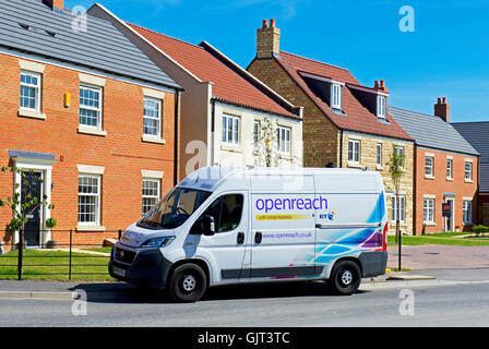 BT Openreach van stationné à l'extérieur de maison dans nouveau lotissement - haut - Moulin à Scalby, près de Scarborough, North Yorkshire, Angleterre Banque D'Images